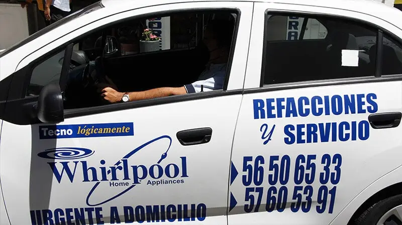 Un hombre conduce un auto de hidromasaje blanco