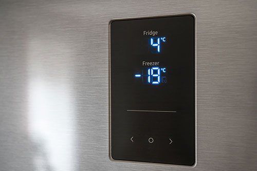 Un primer plano de un termostato digital en un refrigerador.