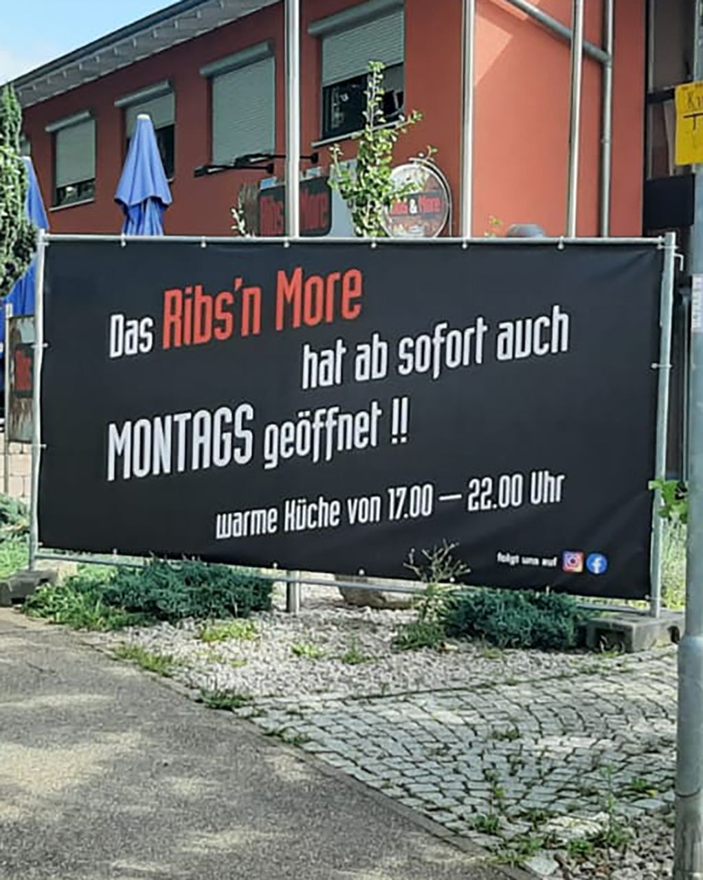 Speisekarten, Flyer, Plakate, Aufkleber und Banner für das Restaurant Ribs & More in Müllheim gestaltet