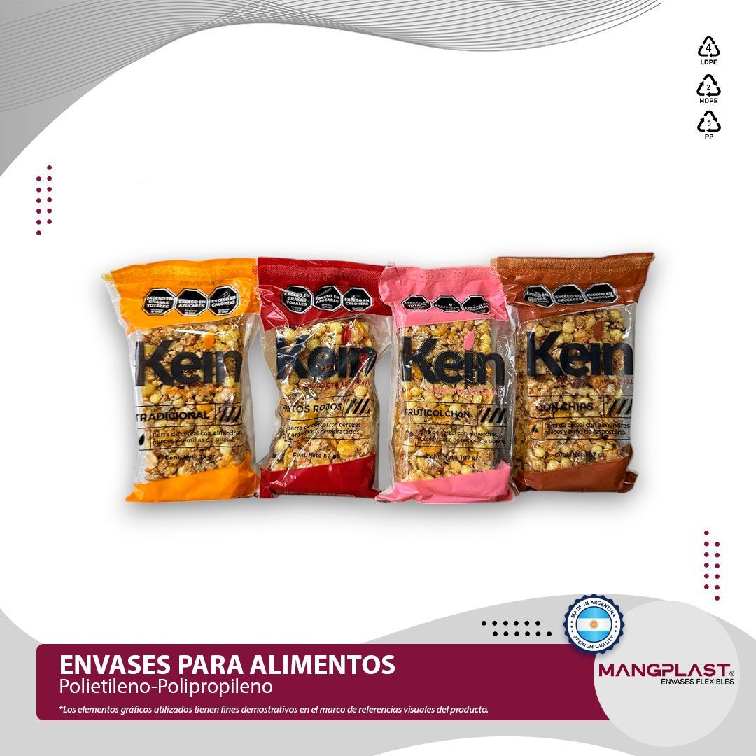 Cuatro bolsas de palomitas de maíz Kern de diferentes sabores sobre un fondo blanco; anuncio de envases de alimentos.