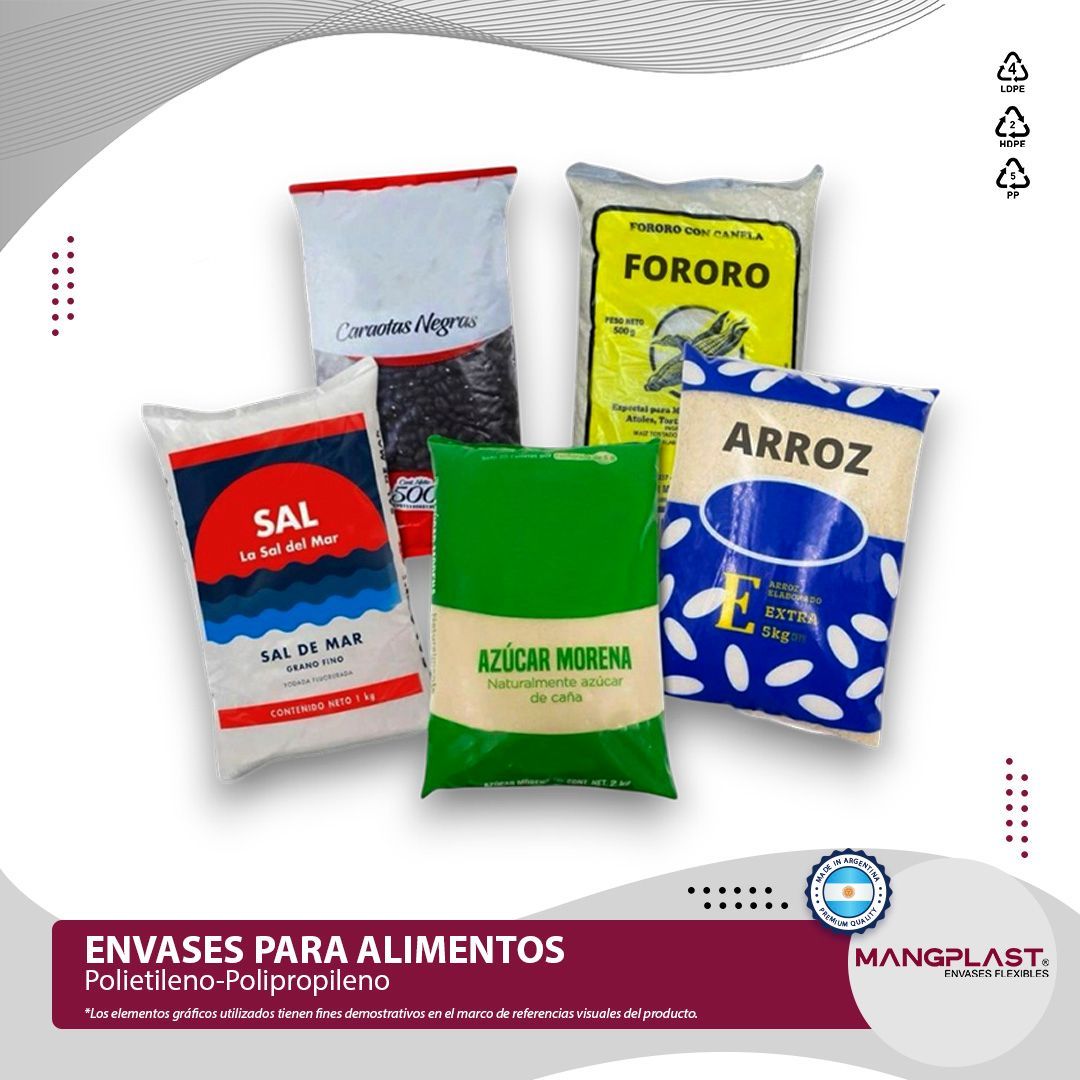 Bolsas de productos alimenticios: sal, frijoles, palomitas de maíz, azúcar y arroz, expuestas sobre un fondo blanco,