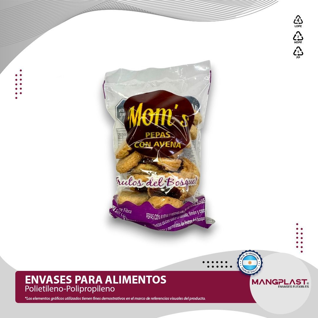 Galletas de mamá en una bolsa de plástico transparente, con etiqueta morada y blanca, en un expositor de productos.