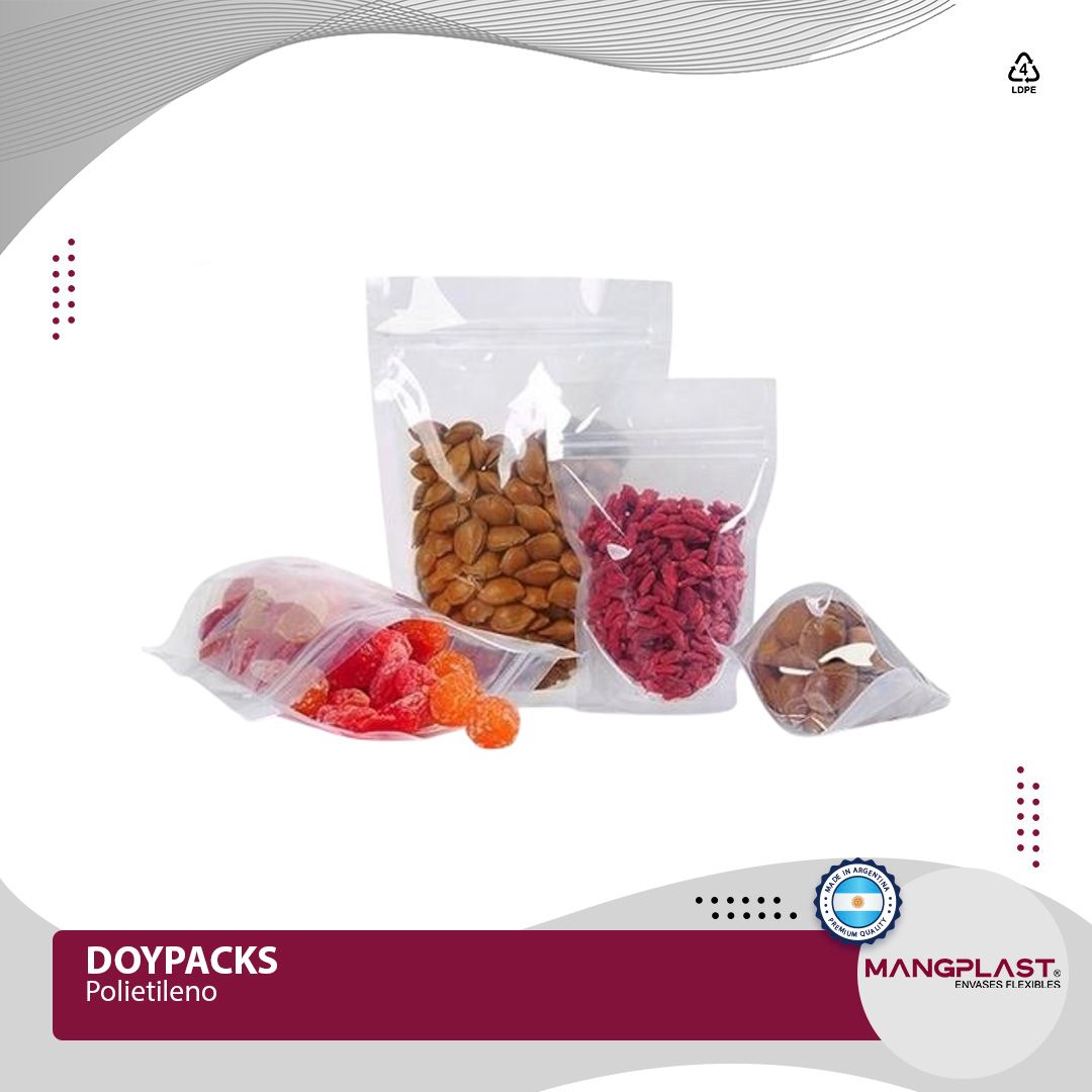 Bolsas verticales transparentes rellenas de almendras, bayas secas y frutas confitadas.