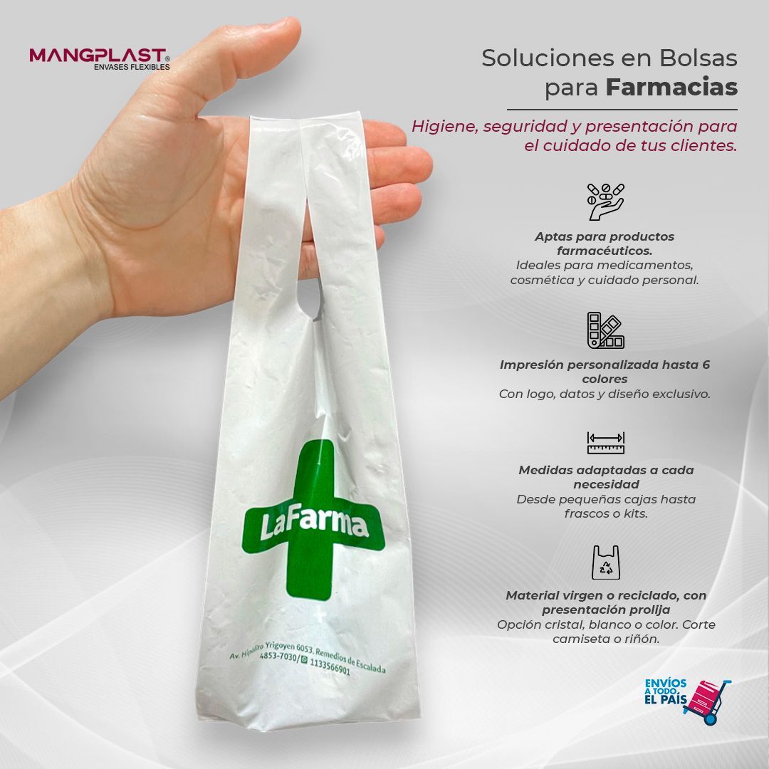 Mano sosteniendo una bolsa de farmacia blanca con el logo verde de