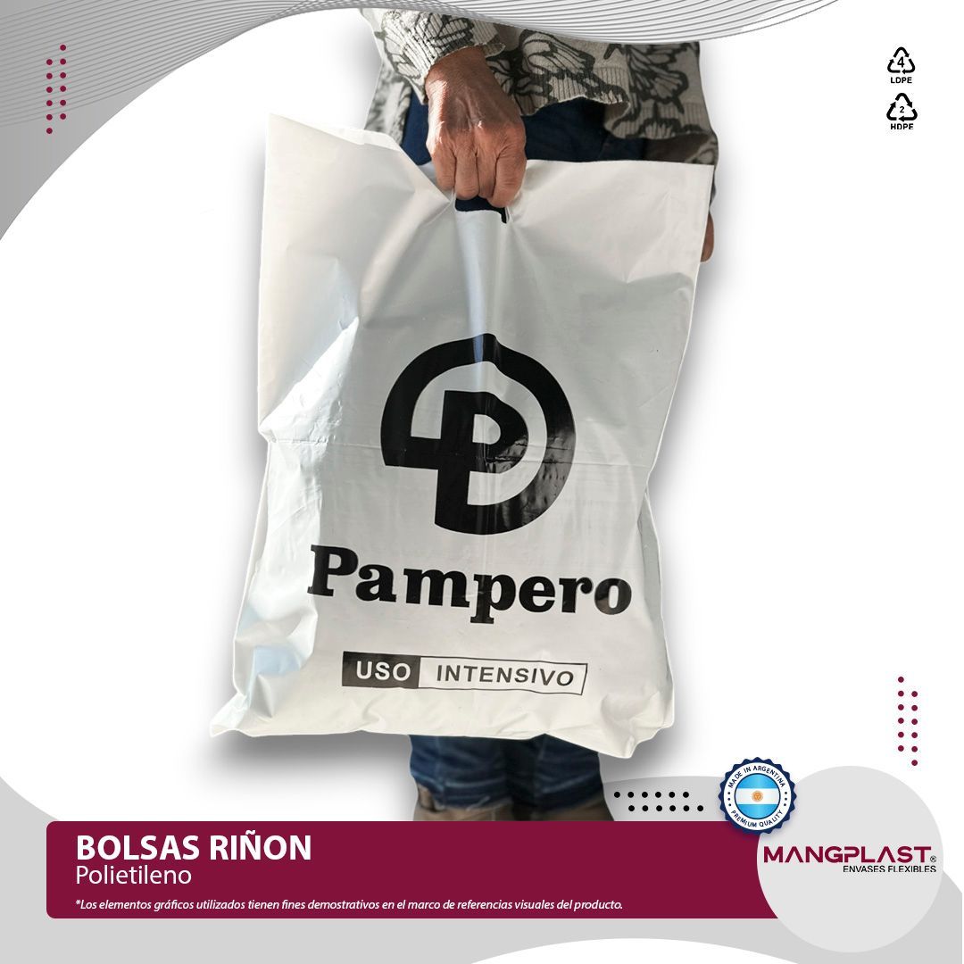 Bolsa de plástico blanca sostenida por una persona. Logotipo de Pampero visible.