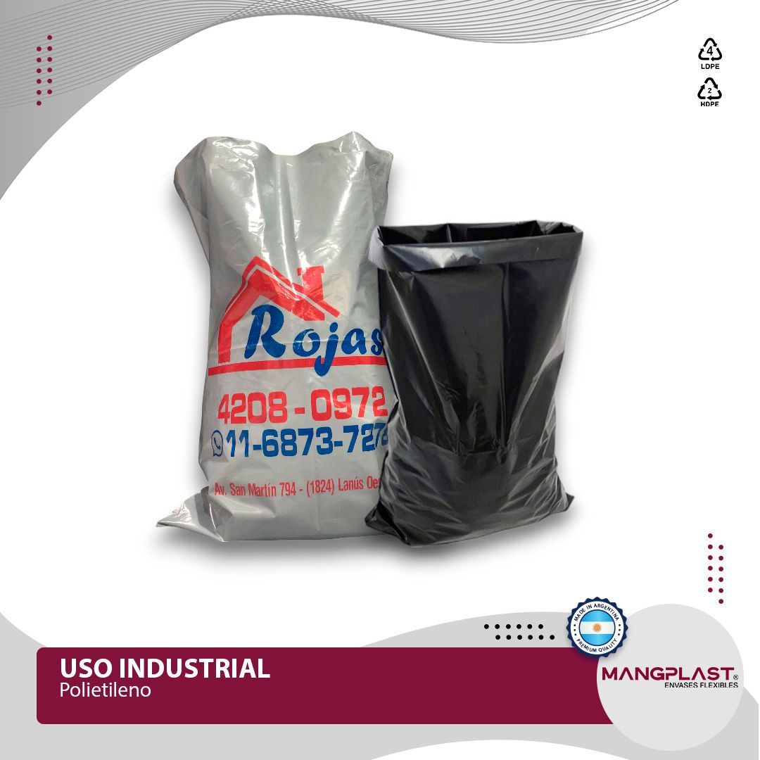 Dos bolsas de plástico industriales, una blanca con logo rojo y otra negra.