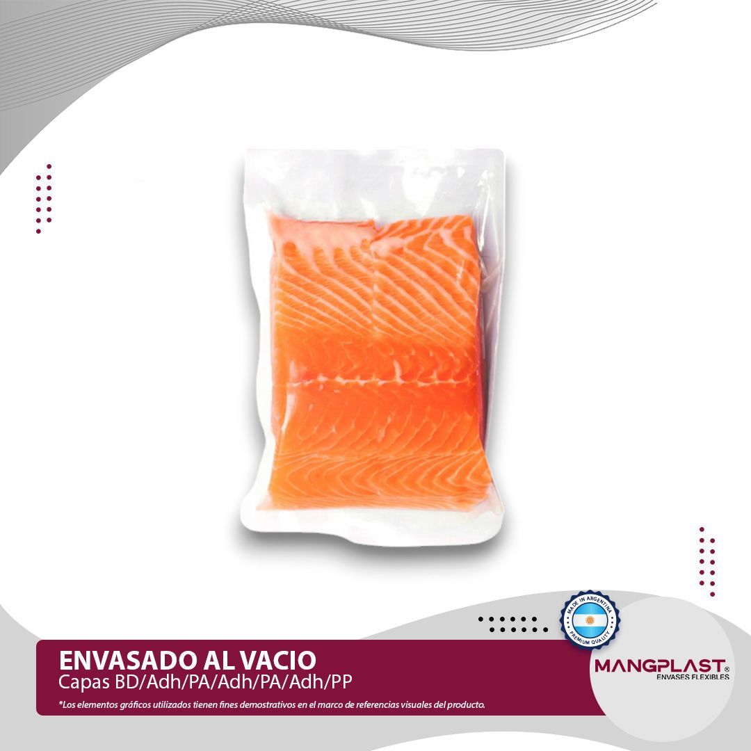 Filete de salmón sellado al vacío en una bolsa de plástico transparente; características y logotipo del empaque.