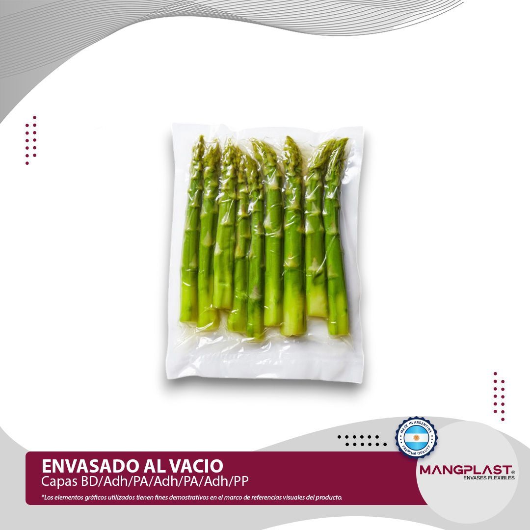 Paquete sellado al vacío de espárragos frescos, tallos verdes en una bolsa