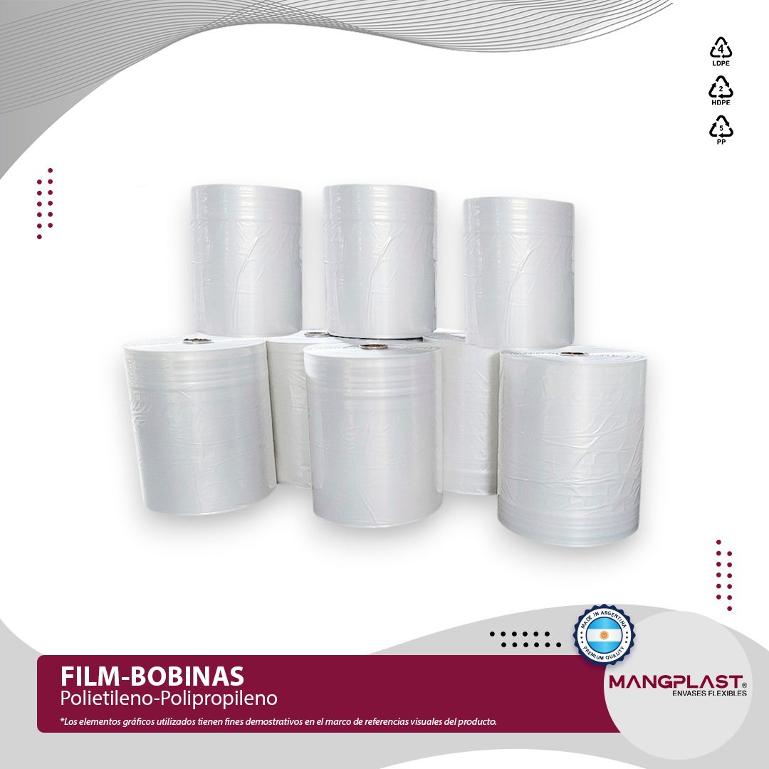 Rollos de película de plástico blanco apilados. El texto dice