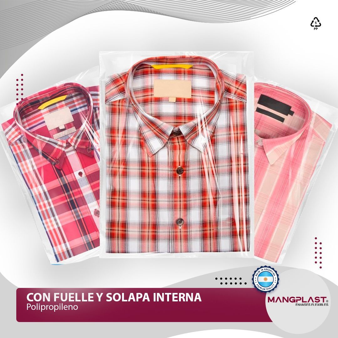 Camisetas empacadas en bolsas de plástico transparente con el texto: