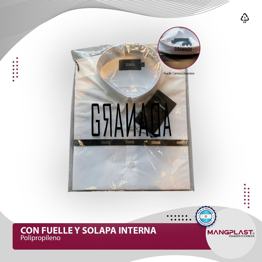 Camisa blanca envuelta en plástico con estampado