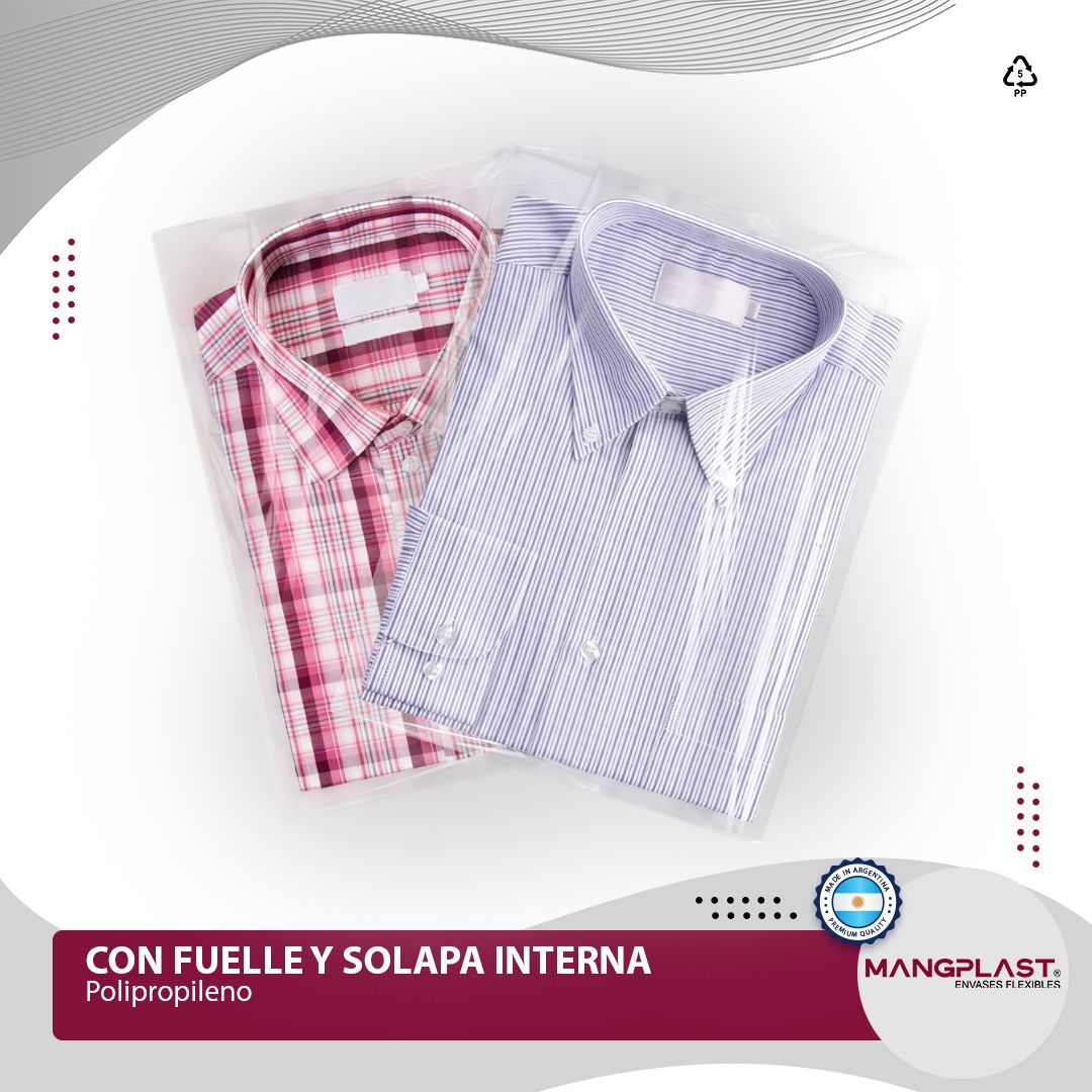 Dos camisas, una a cuadros roja y otra azul, empaquetadas en bolsas de plástico transparente con solapa.