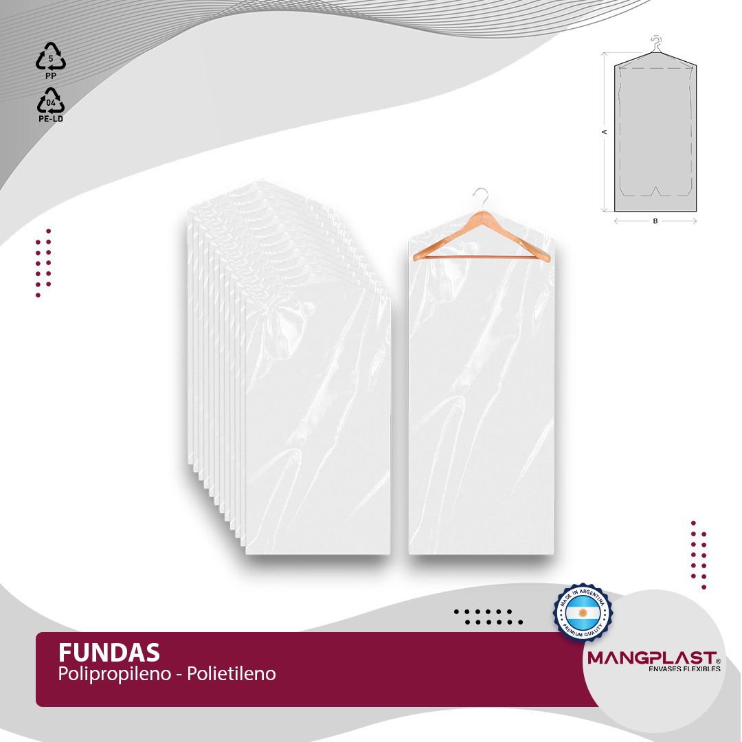 Bolsas de ropa transparentes con percha, apiladas sobre fondo blanco.