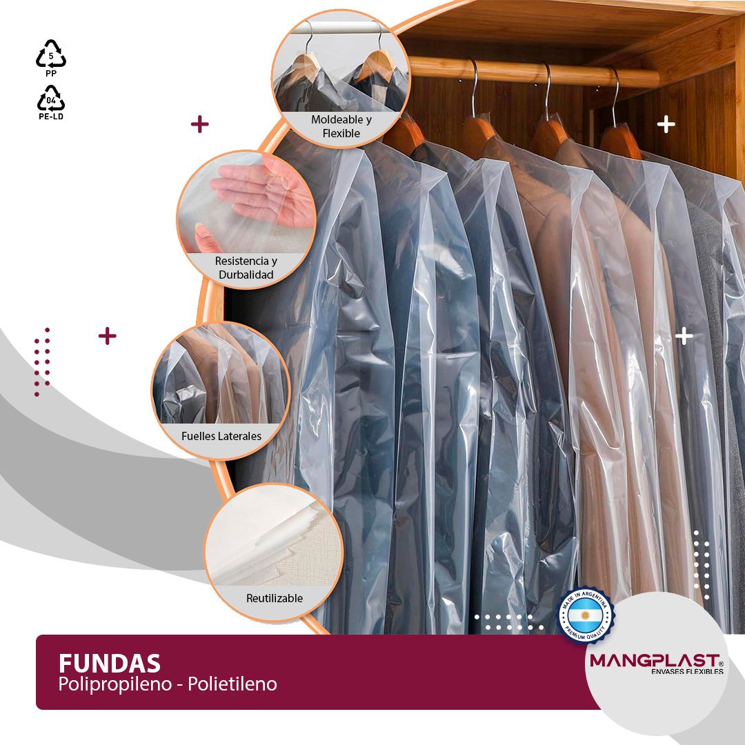 Prendas de vestir en bolsas transparentes colgadas en un armario de madera.