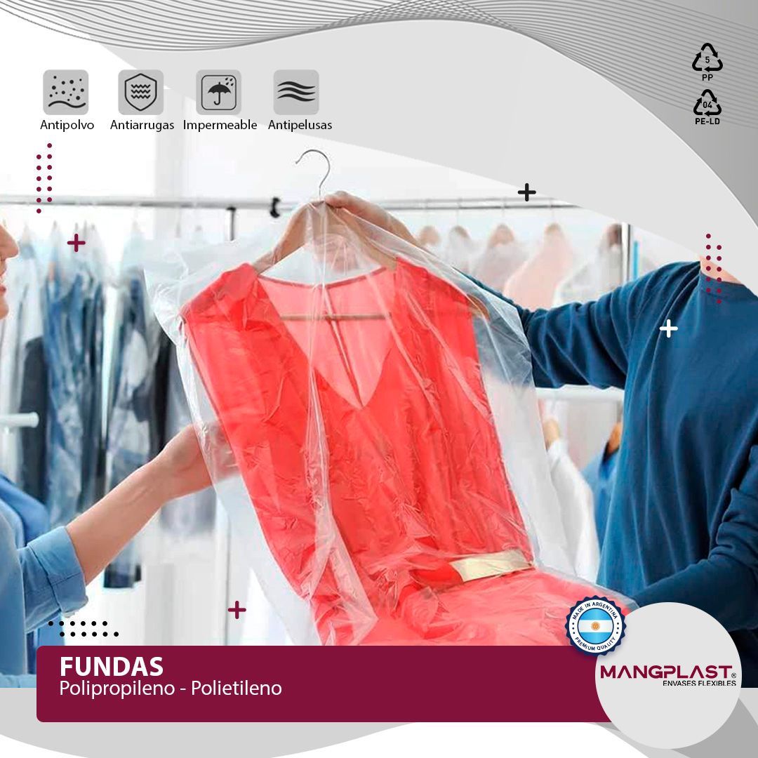 Una mujer sostiene un vestido rojo en una funda transparente en una percha, junto a un hombre. Al fondo, un perchero.