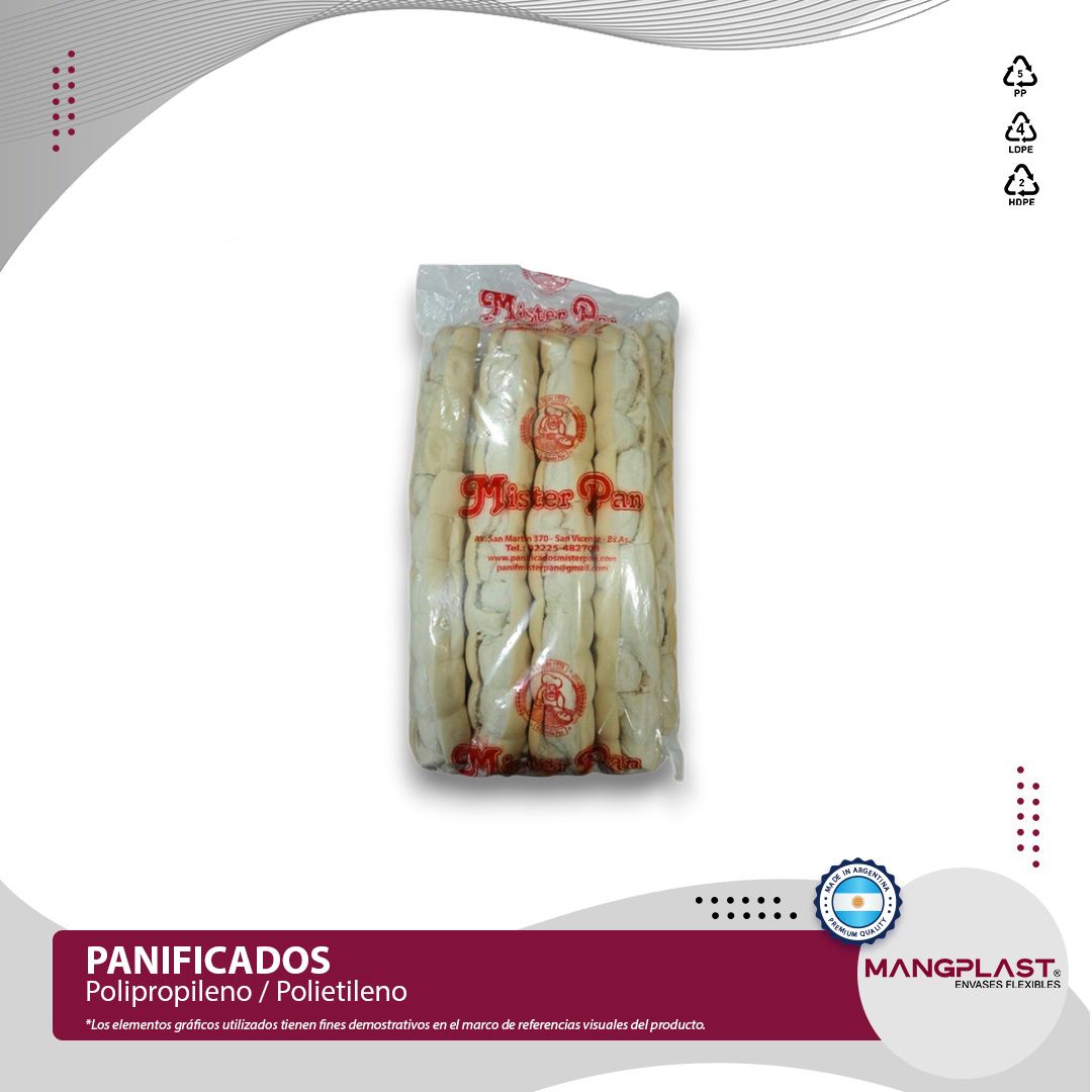 Paquete de palitos de pan, envuelto en plástico transparente, de color blanco con etiqueta roja, en un estante.