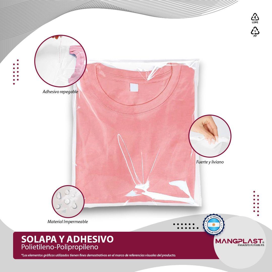 Camiseta rosa doblada dentro de una bolsa de plástico transparente con tira adhesiva e información