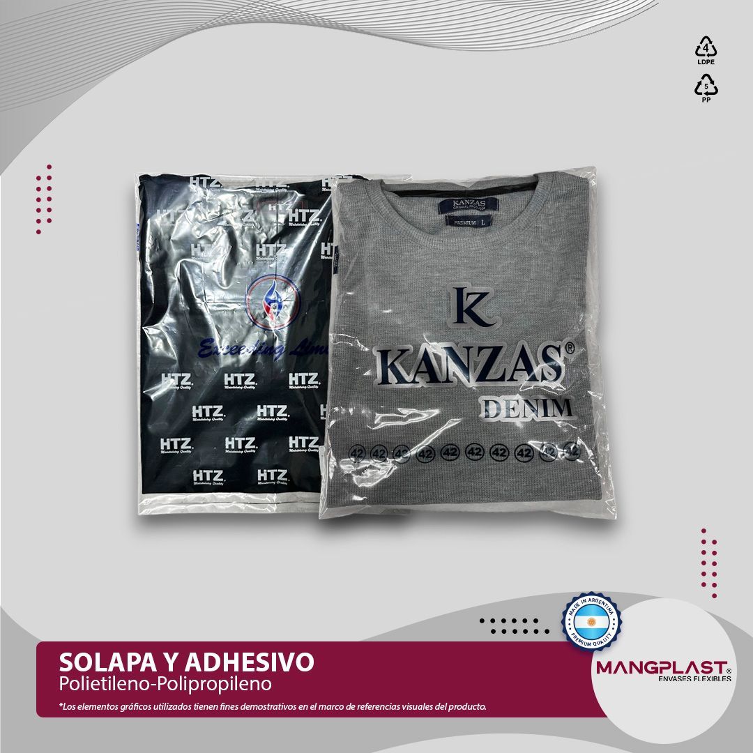 Dos camisetas en bolsas de plástico transparente, una negra y otra gris, con la etiqueta