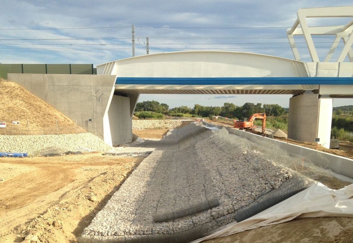 Se está construyendo un puente sobre una carretera.