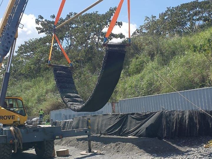 Se está construyendo un puente sobre una carretera.