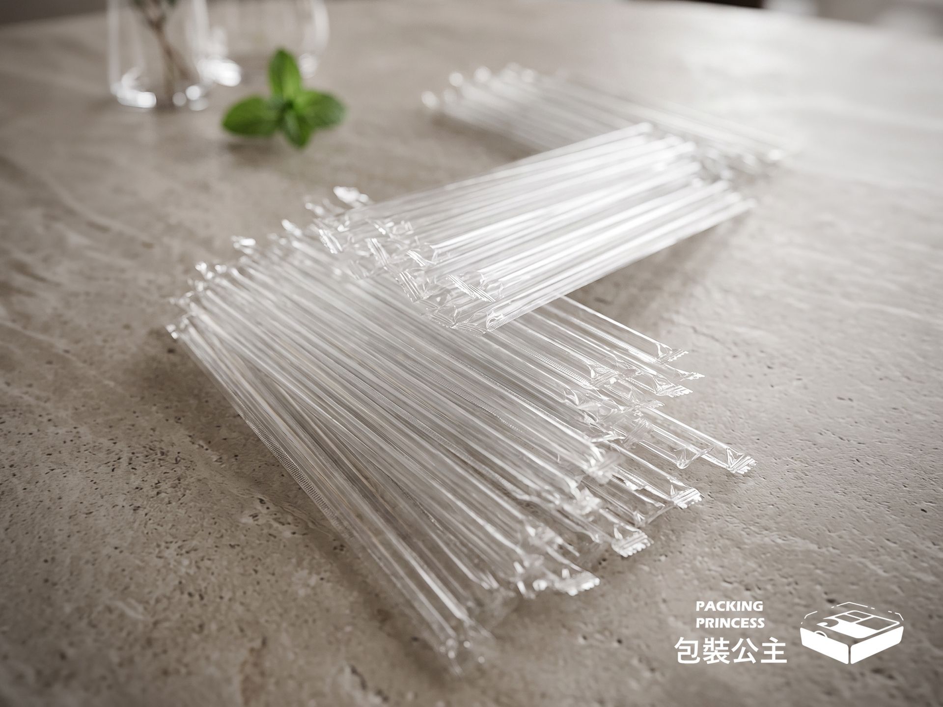 OPP 622 單支包塑膠吸管，PP 塑膠直吸管，獨立包裝置於容器中，方便飲料店或咖啡廳取用。