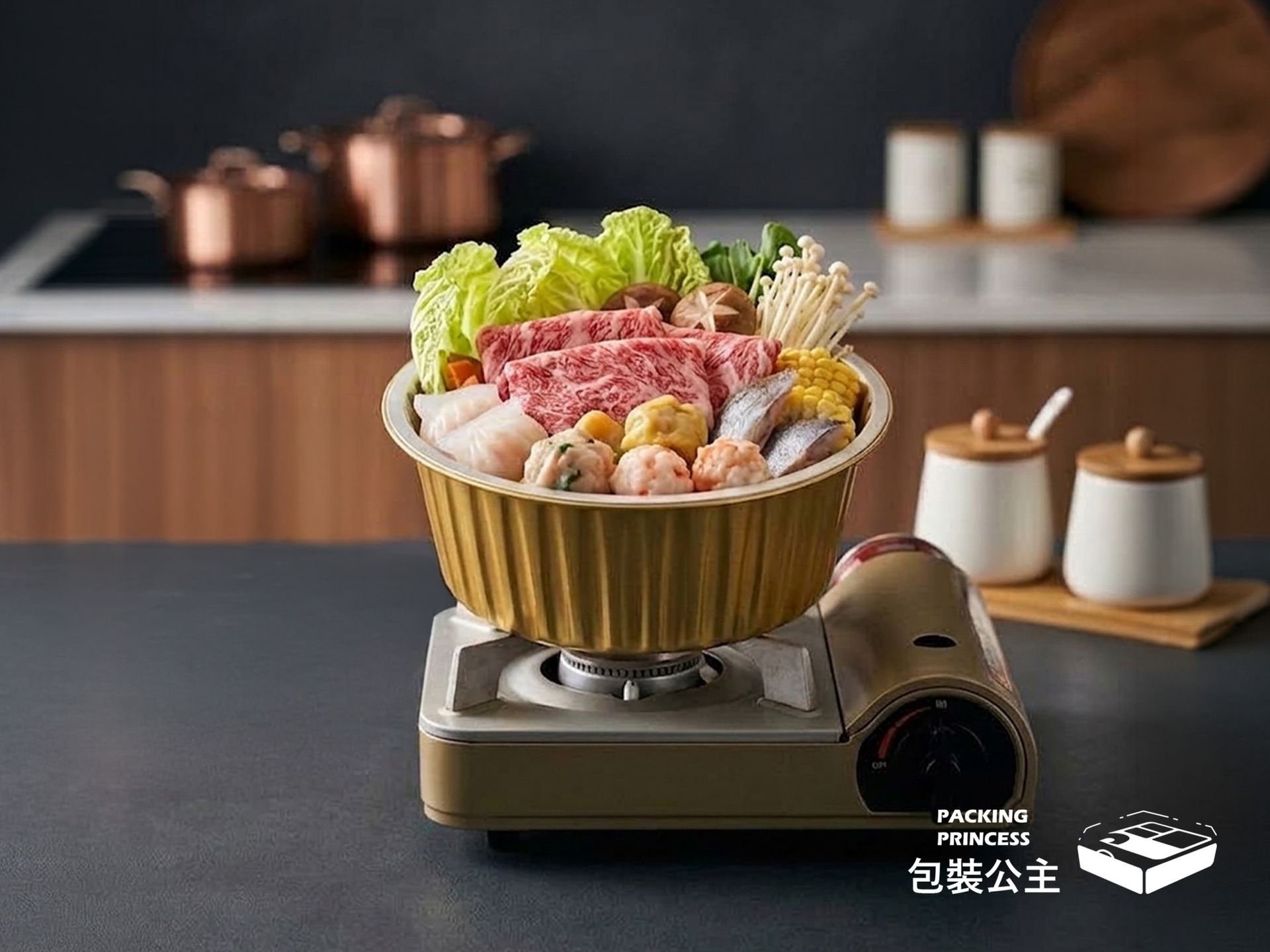 中秋限定專賣 | 火鍋鋁箔 個人份火鍋 家庭火鍋，實拍圓形金色鋁箔鍋盛裝豐富火鍋料與肉片，搭配沾醬與餐具擺放於木桌上，展現中秋聚餐與火鍋外帶實際應用。