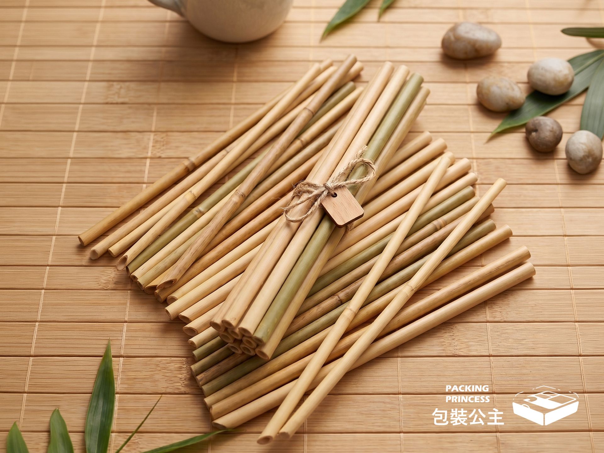蒲草吸管，100% 天然植物吸管（SGS 與德國萊因檢驗認證），捆裝擺設於竹蓆上，展現天然環保材質特色。