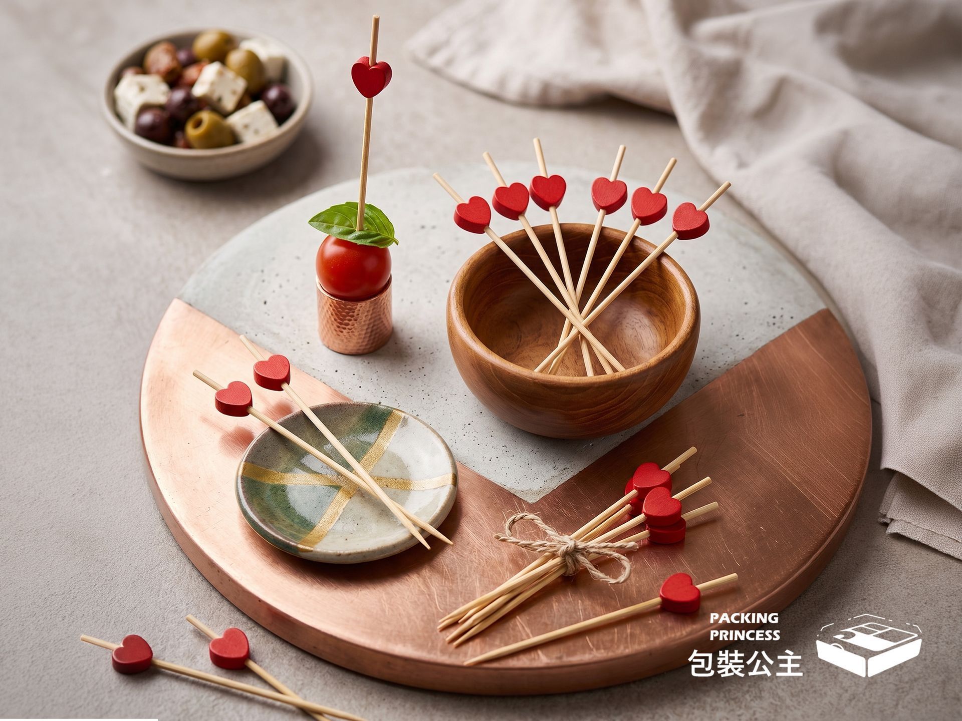 愛心造型竹叉，12 公分長度，適合派對裝飾與水果點心享用，為餐點增添可愛氛圍。