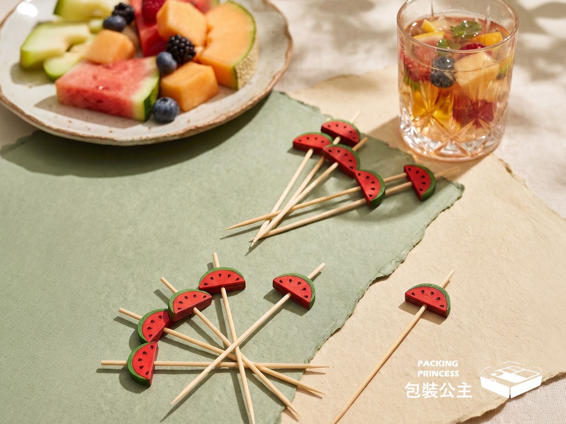 西瓜造型竹叉，12 公分水果點心叉，趣味造型設計，適合作為夏日派對或水果點心的裝飾選品。