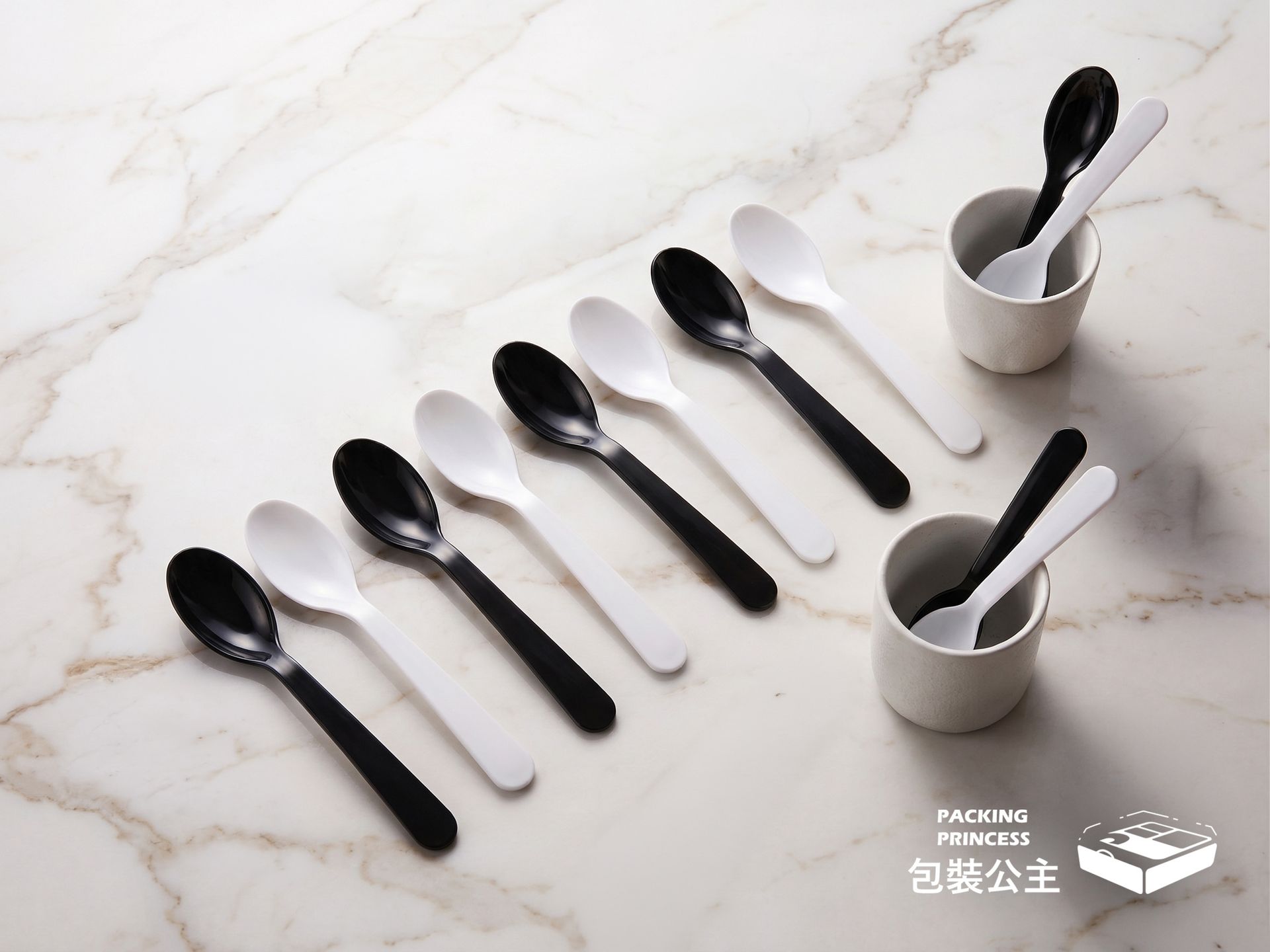 K013 時尚黑白小茶匙，PP 塑膠湯匙，單支包裝，黑白雙色對比擺放，提供餐飲業更多元的免洗餐具選擇。