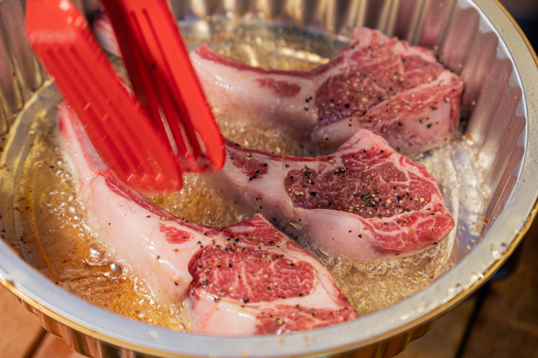 金色鋁箔餐盒烹飪應用,適合肉類燒烤與高溫處理,提升餐飲外帶的專業度與視覺吸引力。
