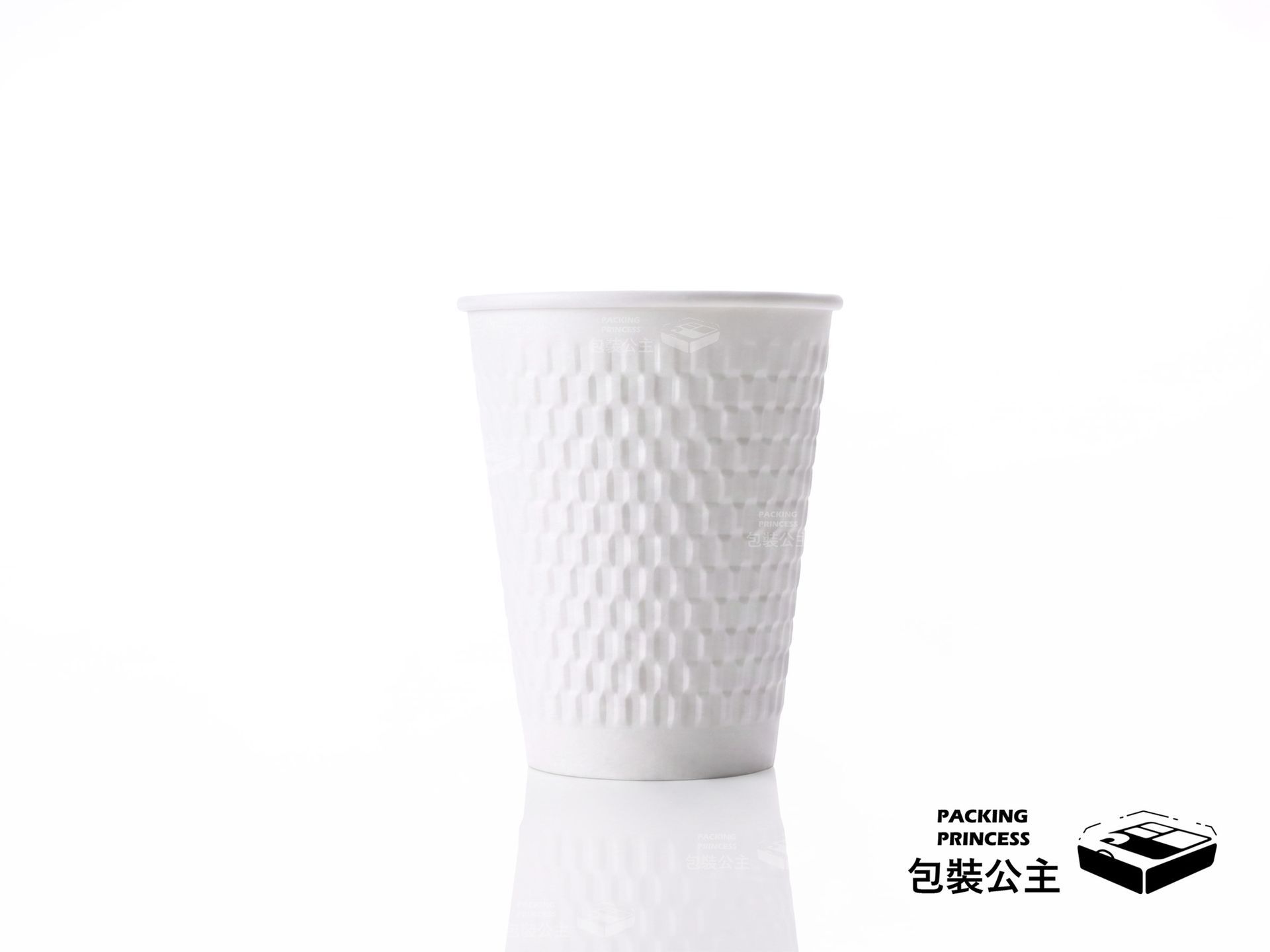 白晶系列雙層紙杯，具備專業隔熱防燙結構，是咖啡店提供高品質熱飲外帶的優質包裝方案。