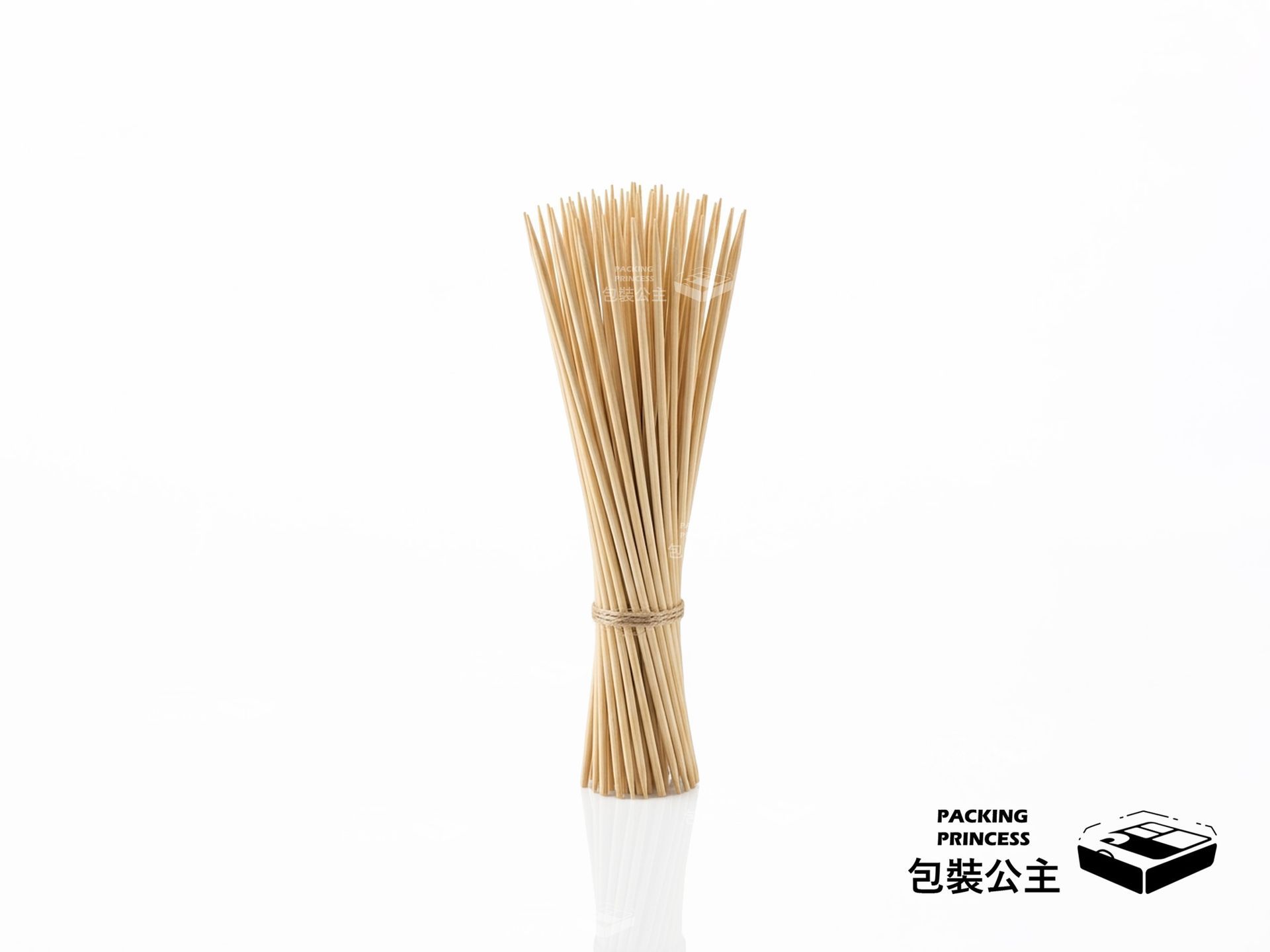 21cm 竹籤 | 竹串 燒烤竹籤 天然竹製 ,綑綁整齊的 21 公分長天然竹製燒烤竹籤直立擺放,凸顯天然材質與燒烤串燒專用設計。