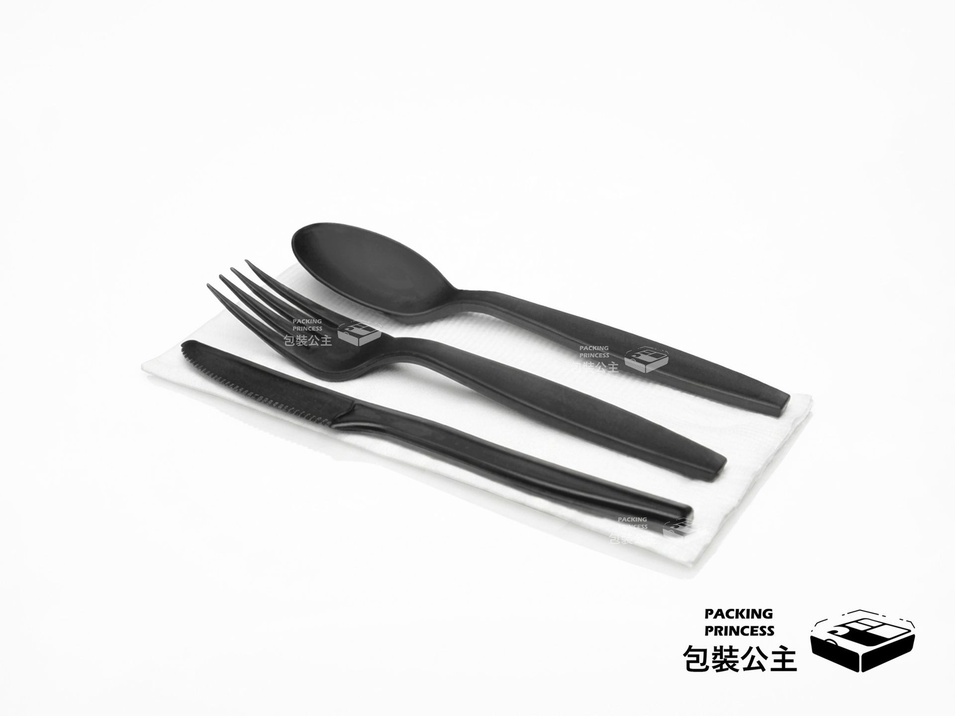 精品外帶包材｜頂級磨砂黑餐具三件組（刀叉匙含餐巾紙），提升餐飲質感的特殊免洗餐具。