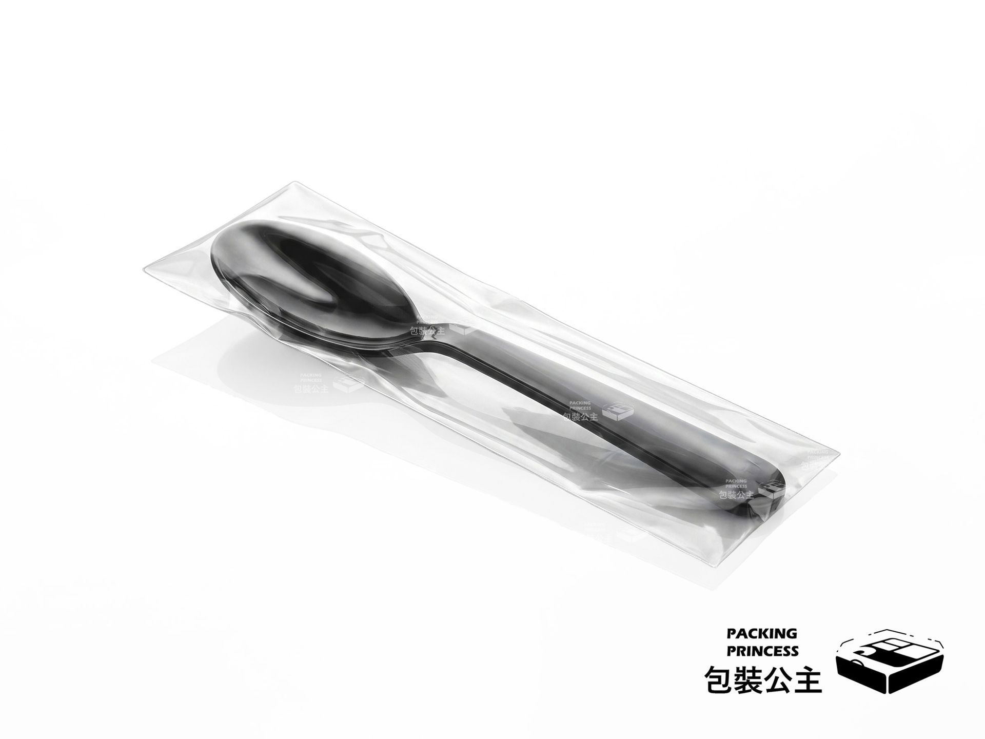 K013 時尚黑白小茶匙,黑色款 PP 塑膠湯匙,採單支透明袋獨立包裝,確保外帶餐具的衛生與使用便利性。