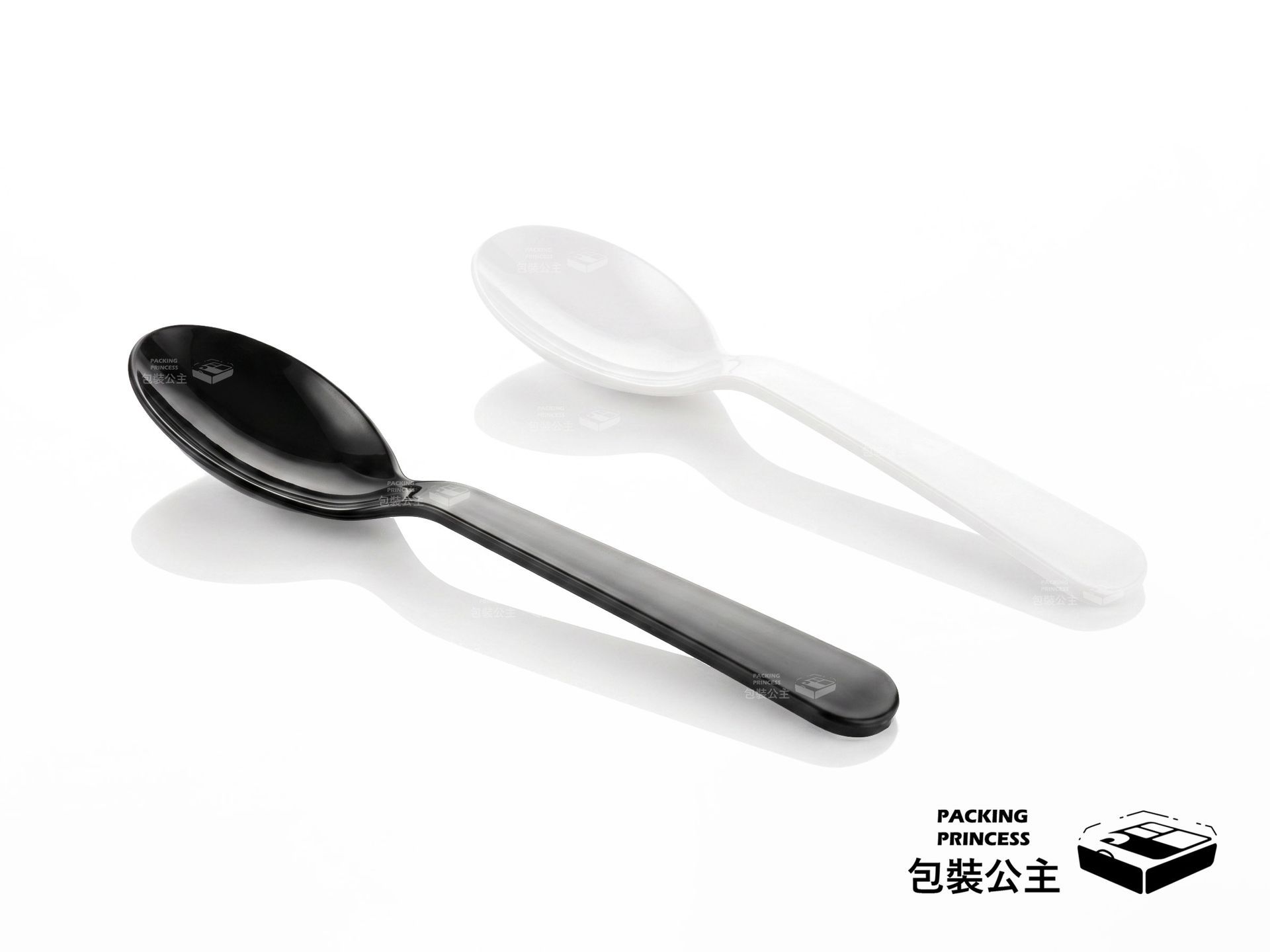 K013 時尚黑白小茶匙，PP 塑膠湯匙，單支包裝，黑白雙色對比擺放，提供餐飲業更多元的免洗餐具選擇。