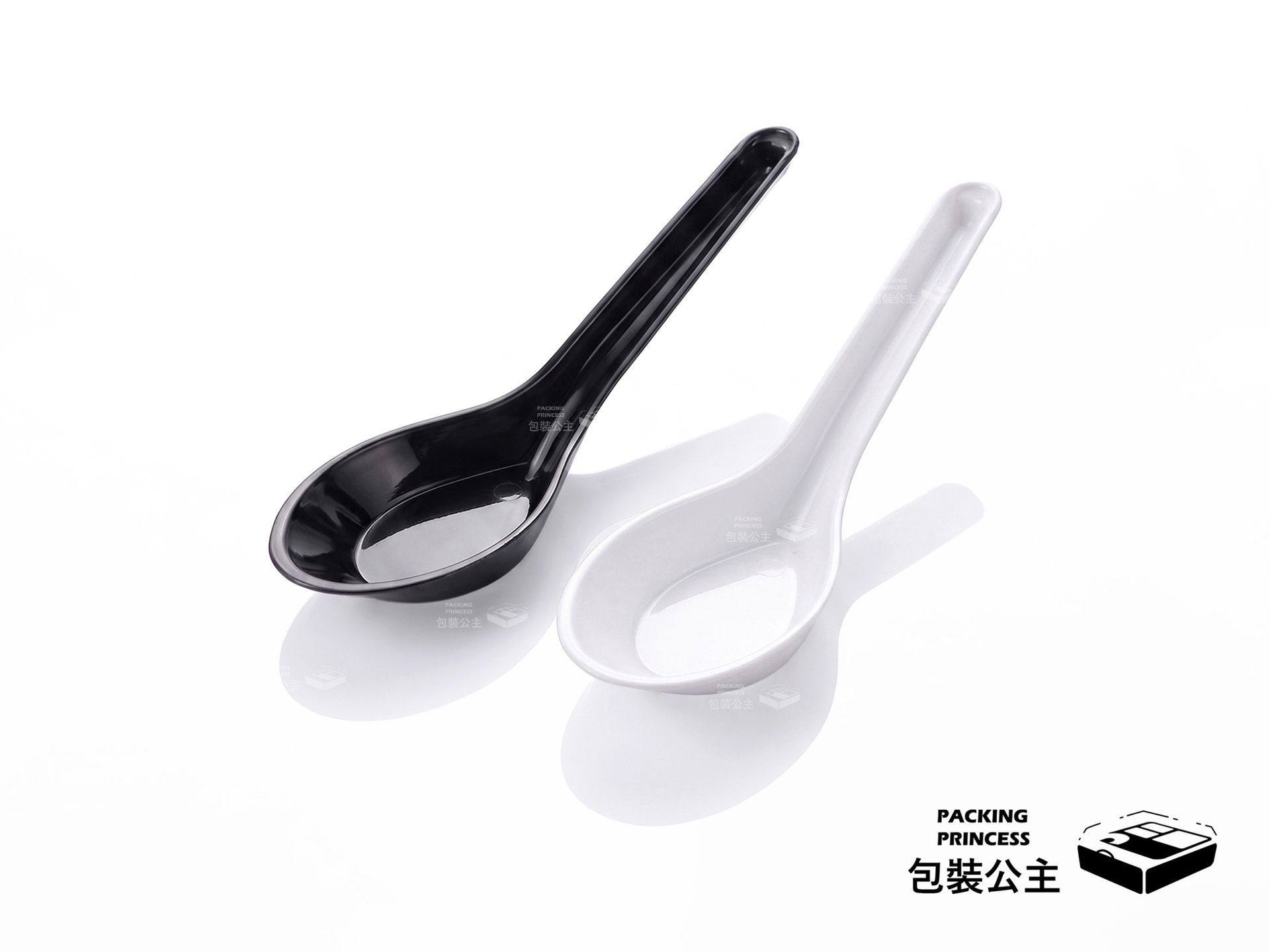 K071A / K072A | 中式單支包塑膠湯匙，黑白雙色湯匙斜放展示，提供餐飲業耐用的免洗餐具選擇。