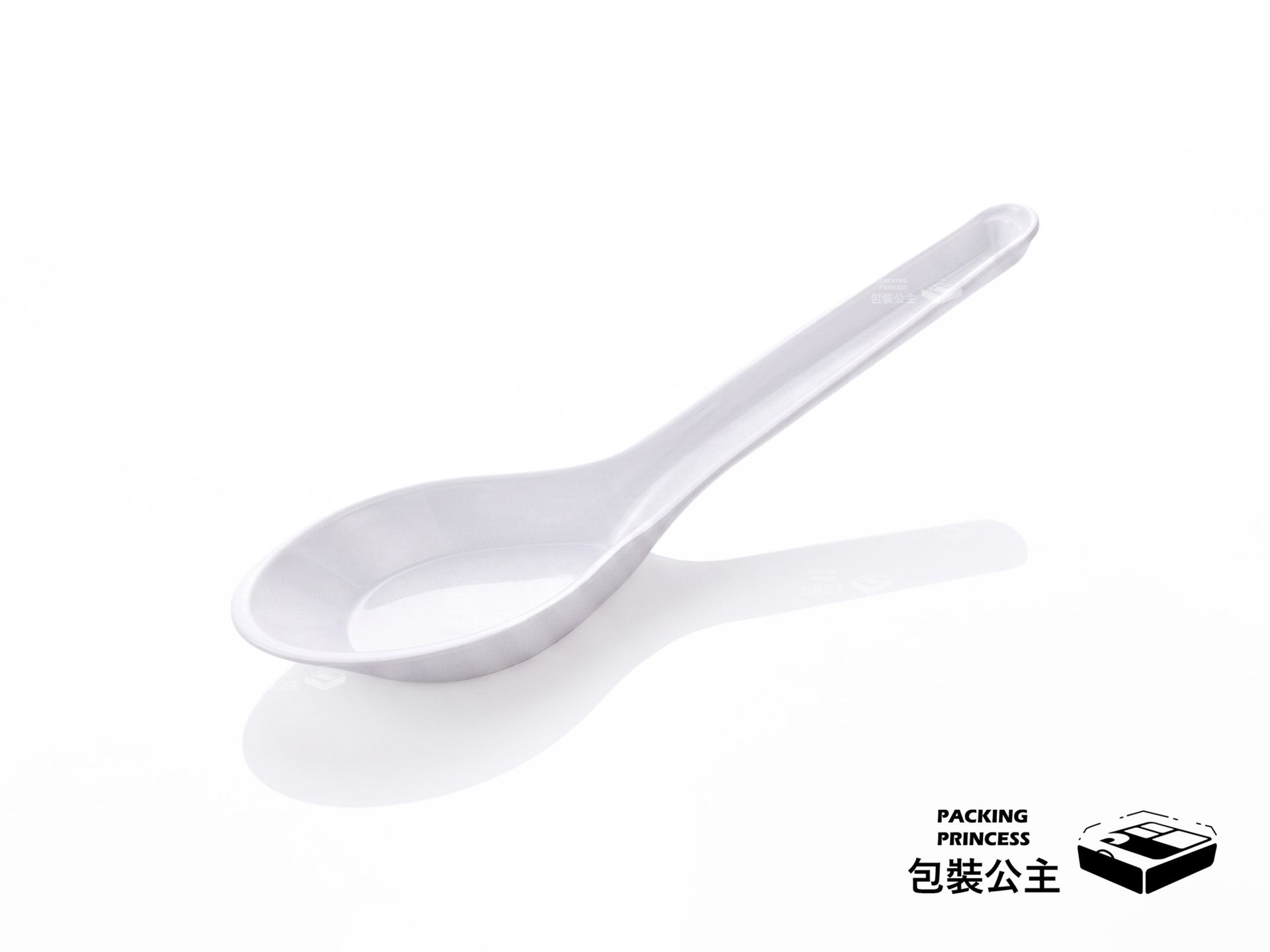 K072A | 中式單支包塑膠湯匙 單支包,白色款湯匙單品斜放展示,提供餐飲業優質的免洗餐具選擇。