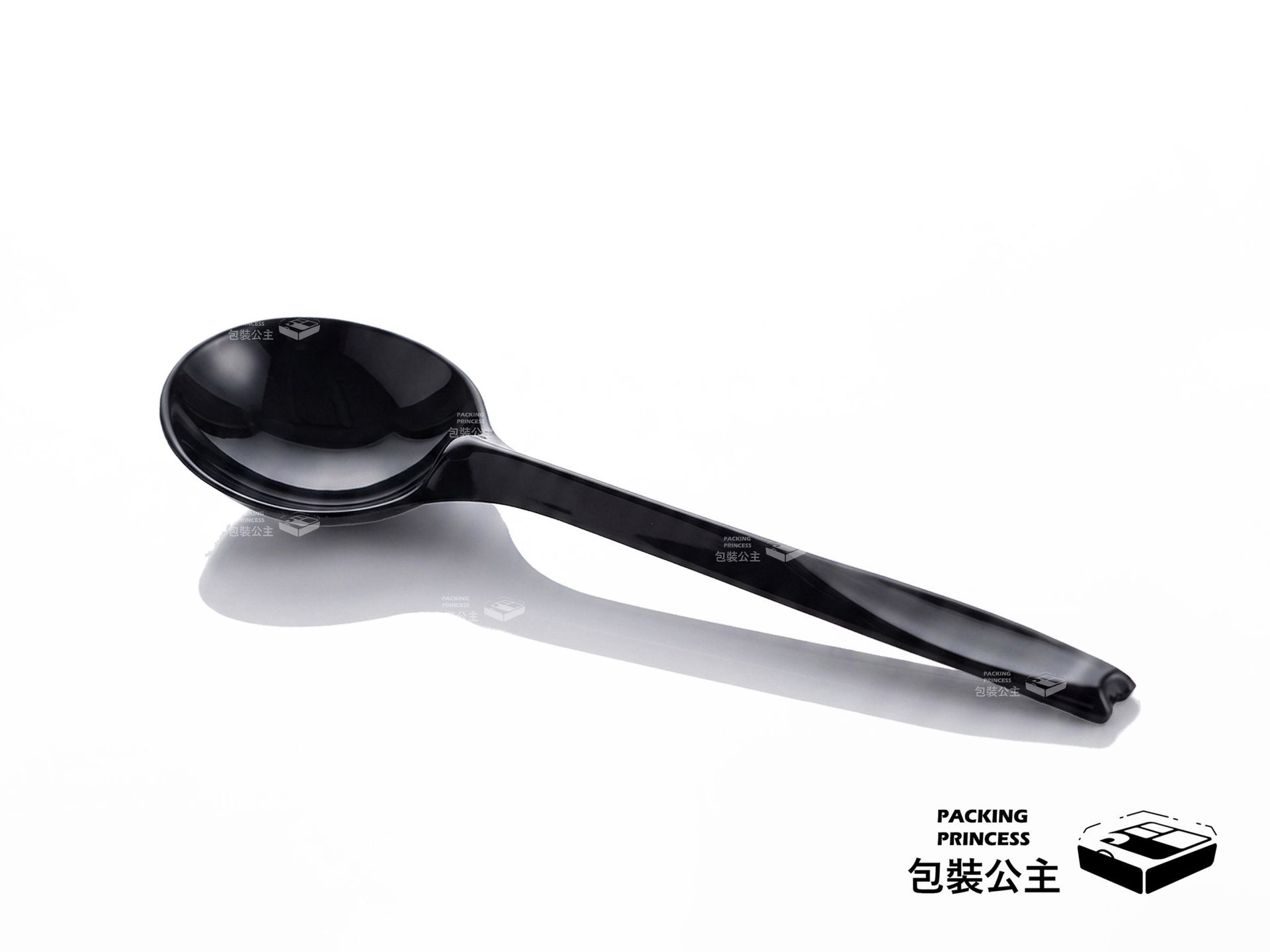K076 | 黑色大圓匙 PP塑膠湯匙 台灣製 (100支/包)，黑色大圓匙單品斜放展示，提供餐飲業耐用的免洗餐具選擇。