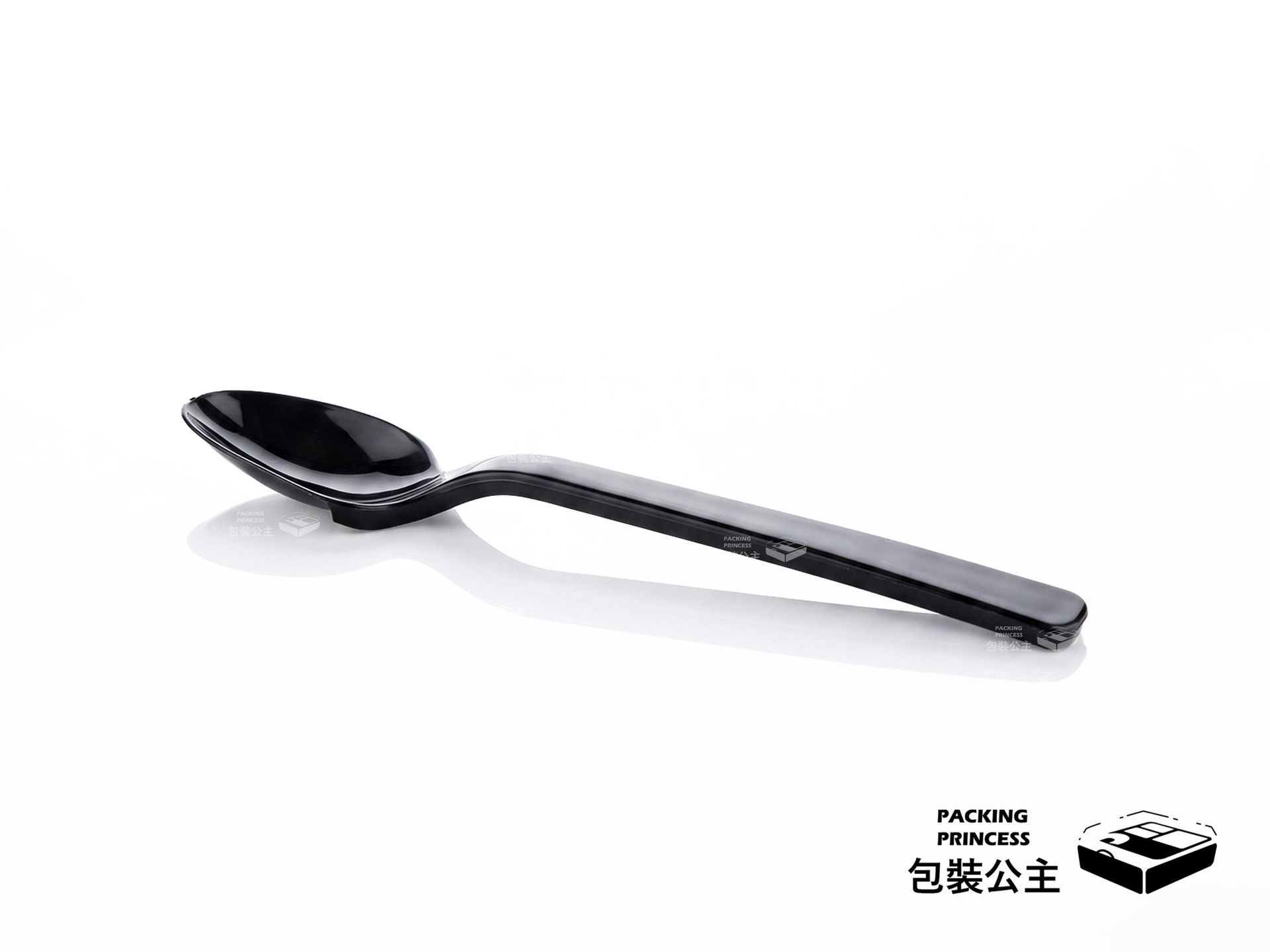 K077 | 黑色小茶匙 PP塑膠小湯匙 懸浮設計 台灣製，單品側向斜放展示，具備獨特的懸浮設計，提供餐飲業便利且衛生的免洗餐具選擇。