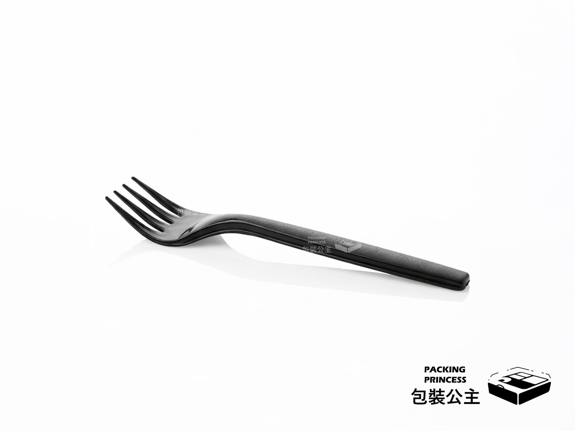 R-106 | 黑色小餐叉 PS塑膠小湯匙 台灣製 (100支裝),單品台灣製造的黑色 PS 塑膠小餐叉斜向展示,提供甜點店與餐飲外帶餐具選擇。