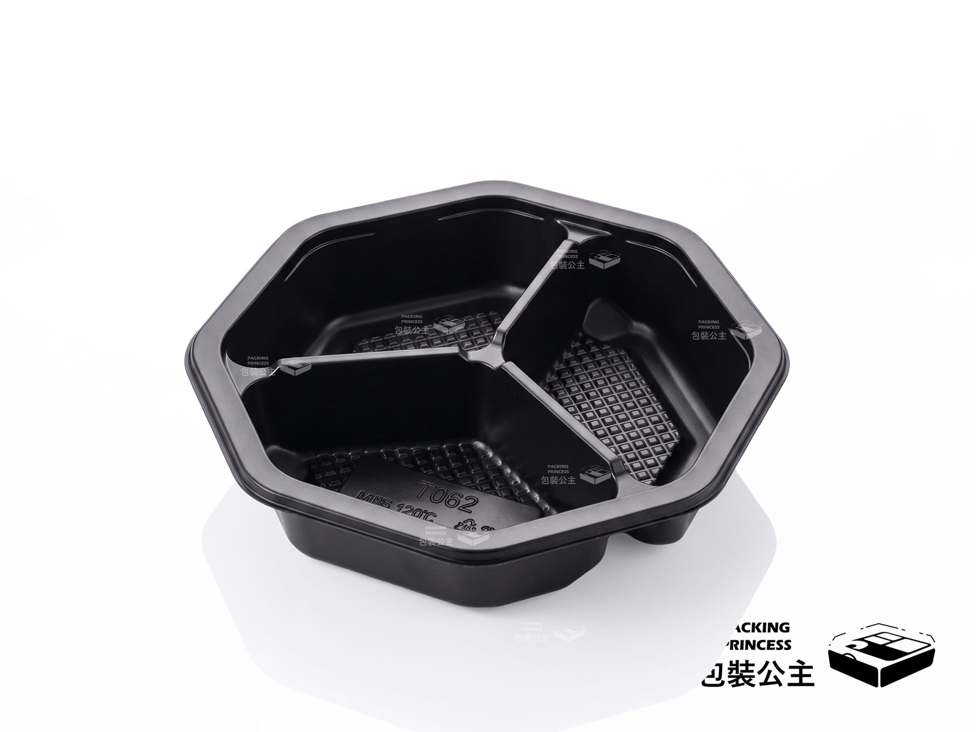 T062 | 三格餐盒 黑色塑膠分隔餐盒 小菜盒 ，單品黑色八角三格塑膠餐盒正面斜向展示，提供餐飲業便當與多道小菜分隔外帶容器選擇。