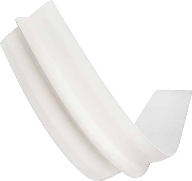 Un primo piano di un nastro bianco su sfondo bianco.