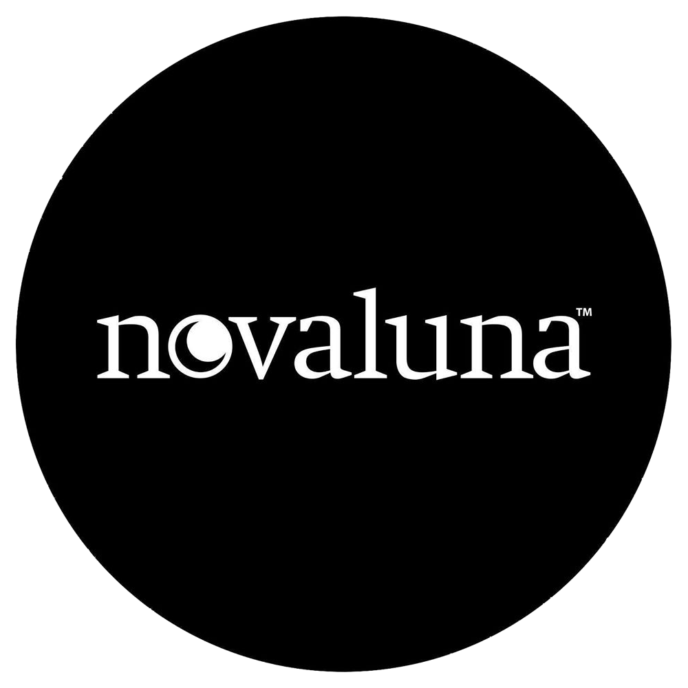 Il logo novaluna è in un cerchio nero su sfondo bianco.