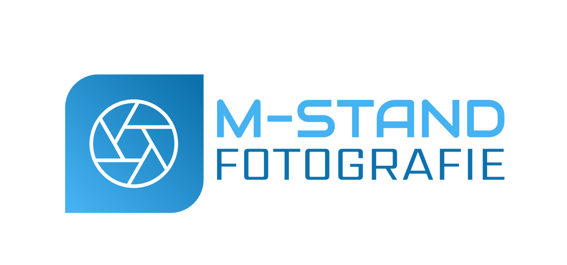 Het logo van M-Stand Fotografie met een blauw cameradiafragma-icoon en tekst in blauw en grijs.