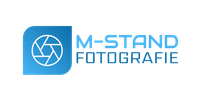 Het logo van M-Stand Fotografie met een blauw cameradiafragma-icoon en tekst in blauw en grijs.