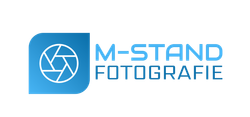 Het logo van M-Stand Fotografie met een blauw cameradiafragma-icoon en tekst in blauw en grijs.