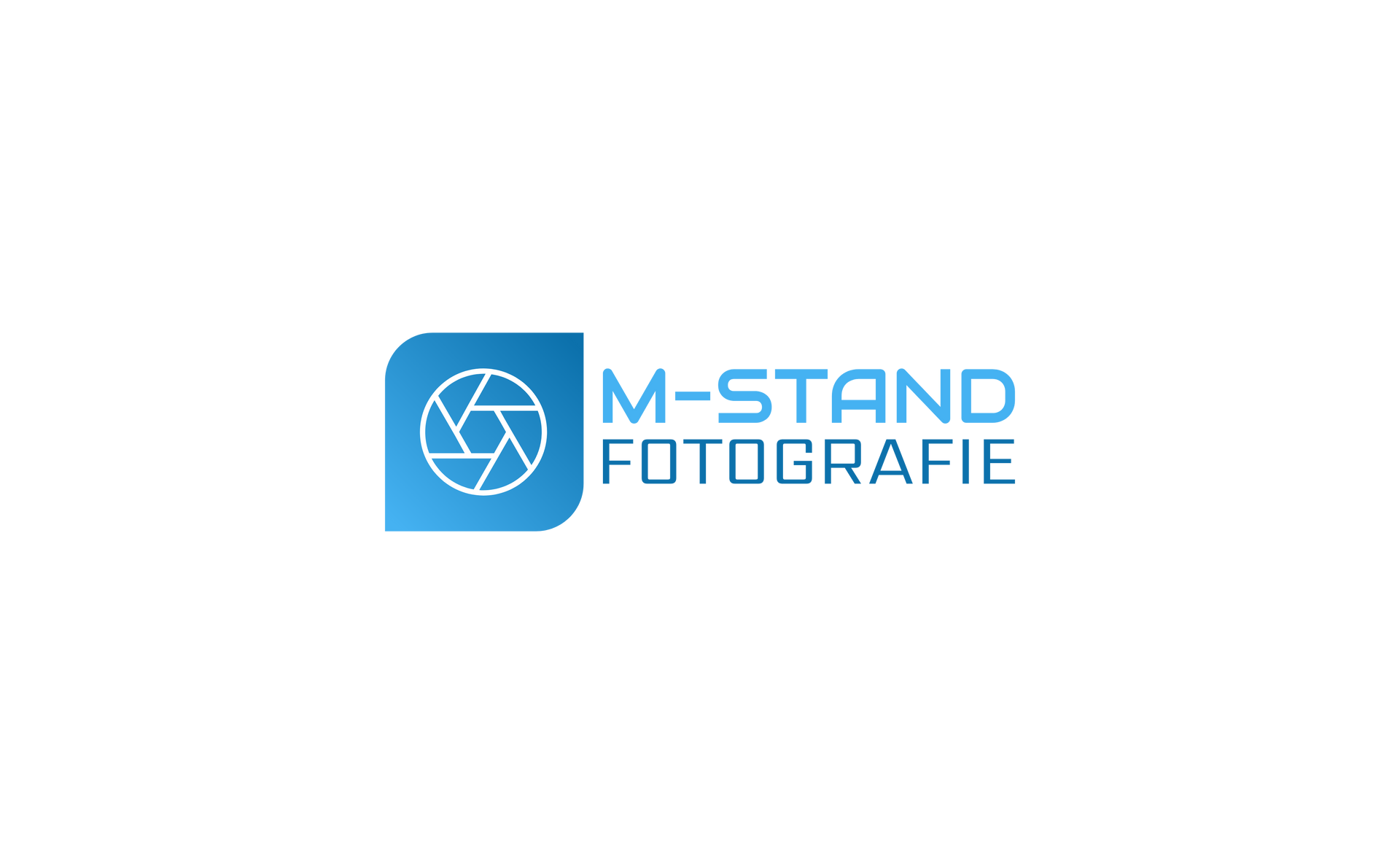 Blauw M-Stand Fotografie-logo met cameradiafragma-icoon en tekst op een witte achtergrond.