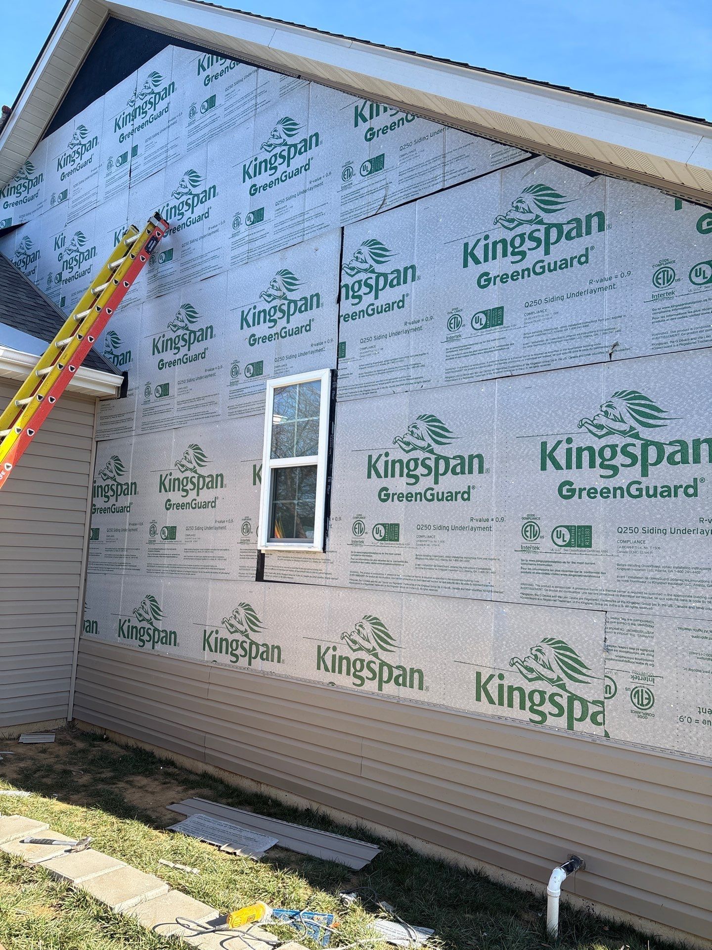 Worker in Pekin, IL replacing siding.