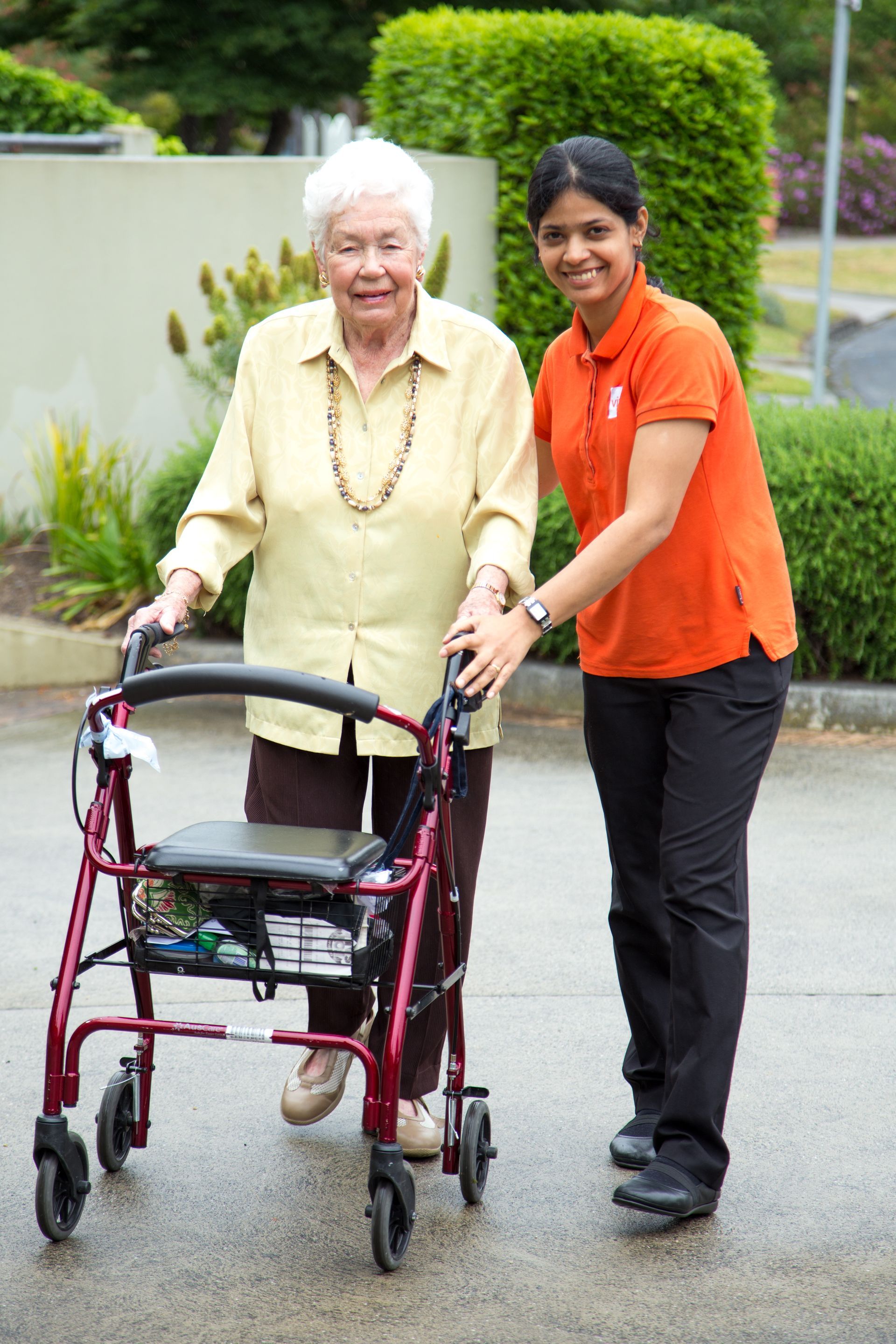 Vivir Healthcare Physiotherapist with an elderly woman using a mobility aid
